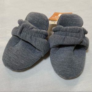 Baby slippers, size 6-12 months
